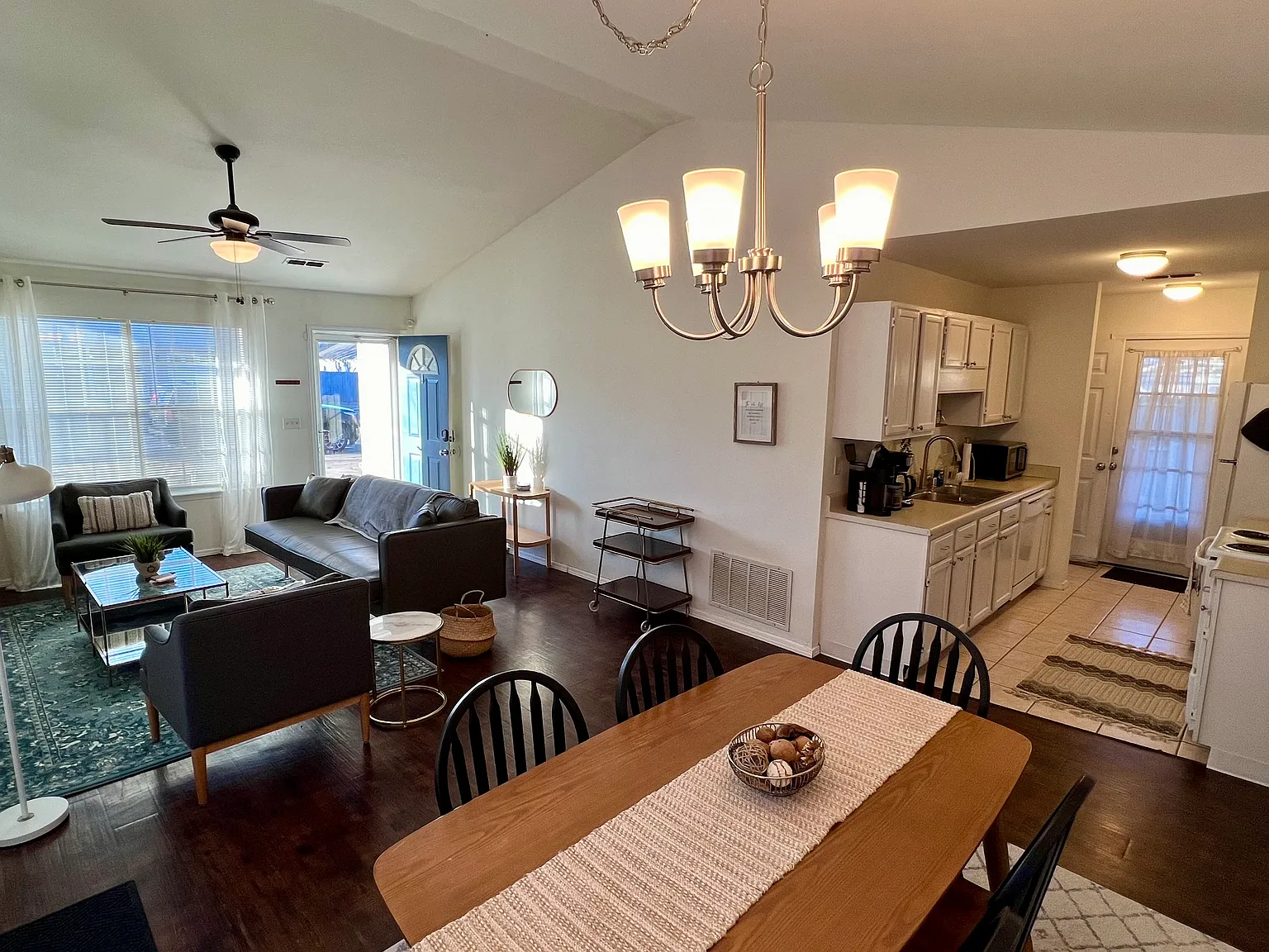 2 bed, 949 sqft, $1,500 — Photo 3