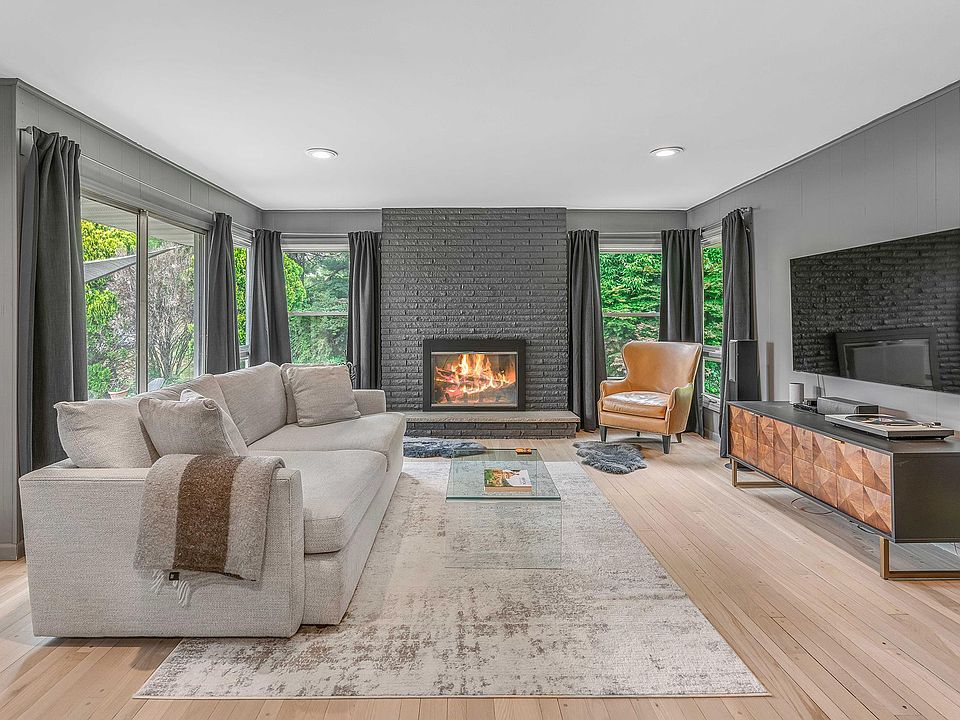 1st image of 19 Country Club Ln