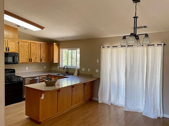 4th image of 935 Cameron Way