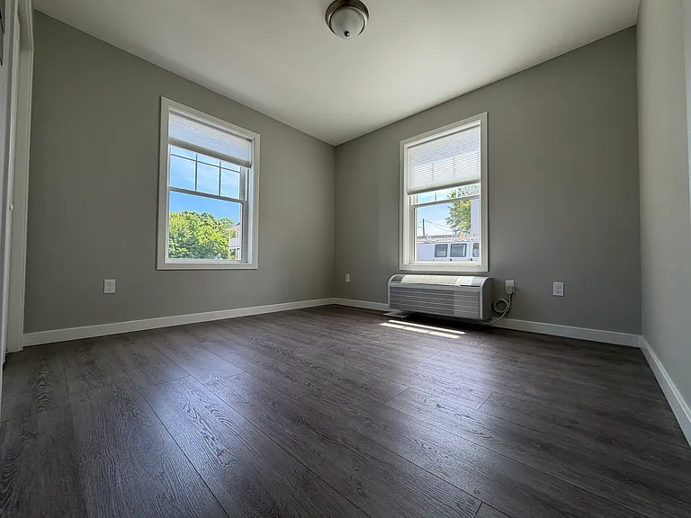 30-32 Osborne St #1 — Photo 15