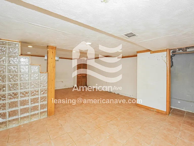 985570_008_family_room_5.jpg