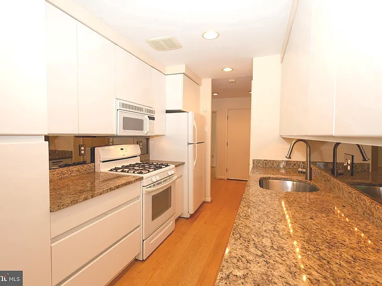1637 Oakwood Dr #S122 — Photo 6