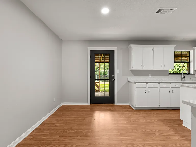 300 Oak Ln — Photo 16