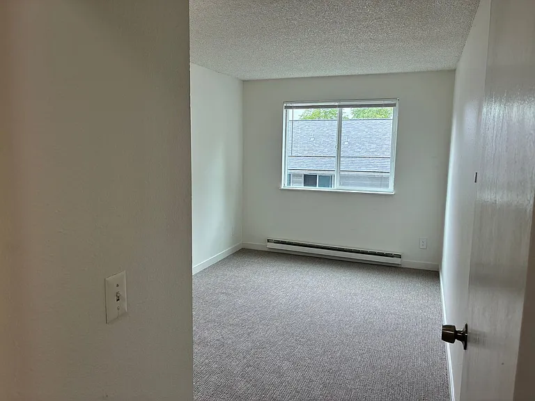 15015 Shoreline Apartments — Photo 43
