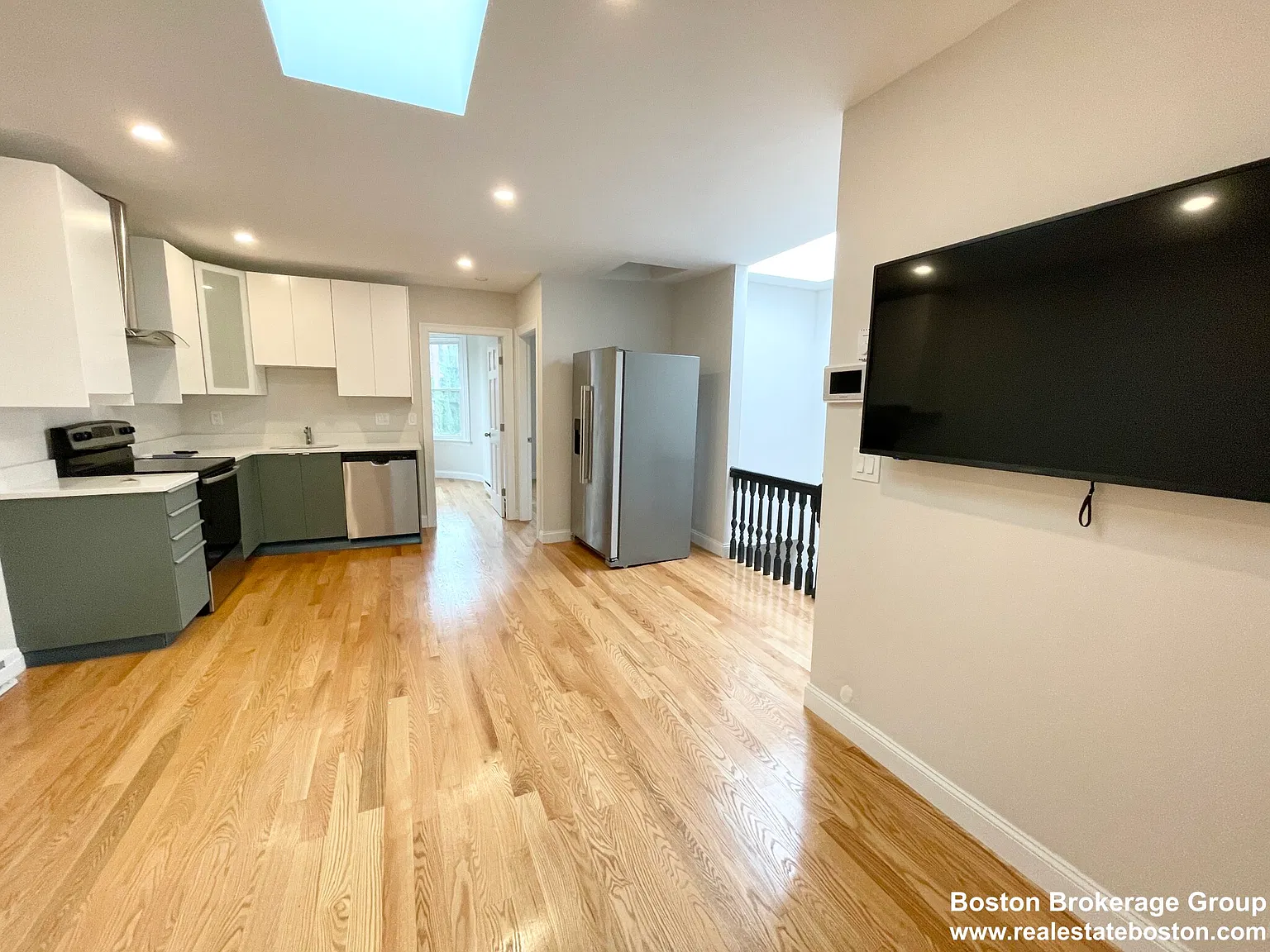 4 bed, 9999 sqft, $6,800 — Photo 2