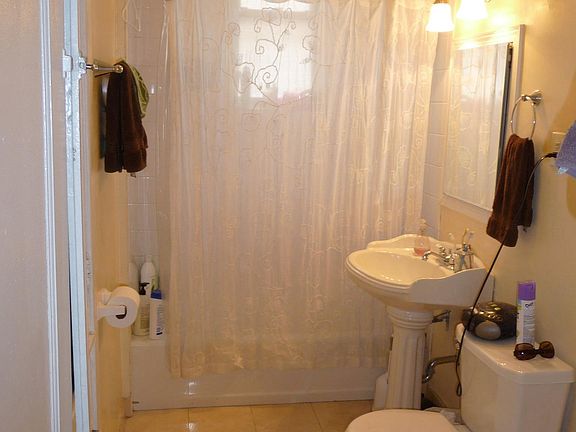 5th image of 934 W Belle Plaine Ave #3