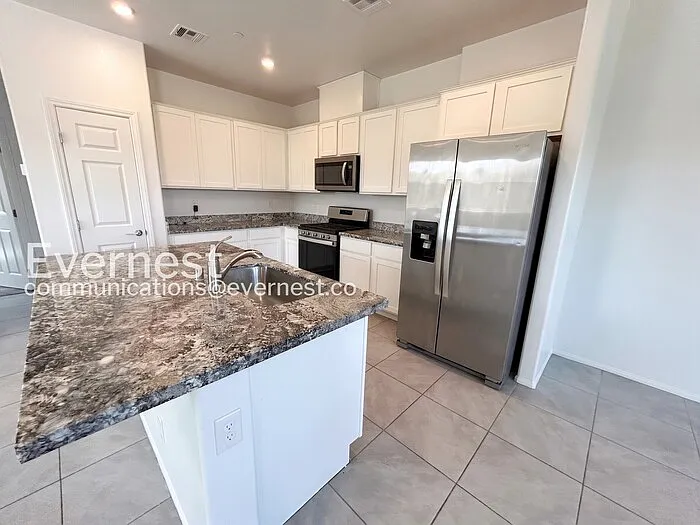 3 bed, 2.0 bath, 1374 sqft, $1,725 — Photo 2