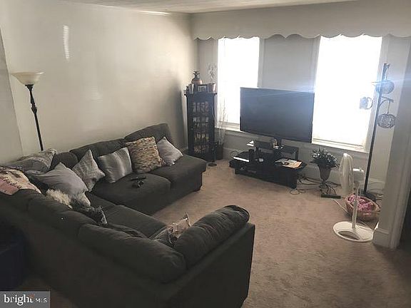 4th image of 355 Charles St
