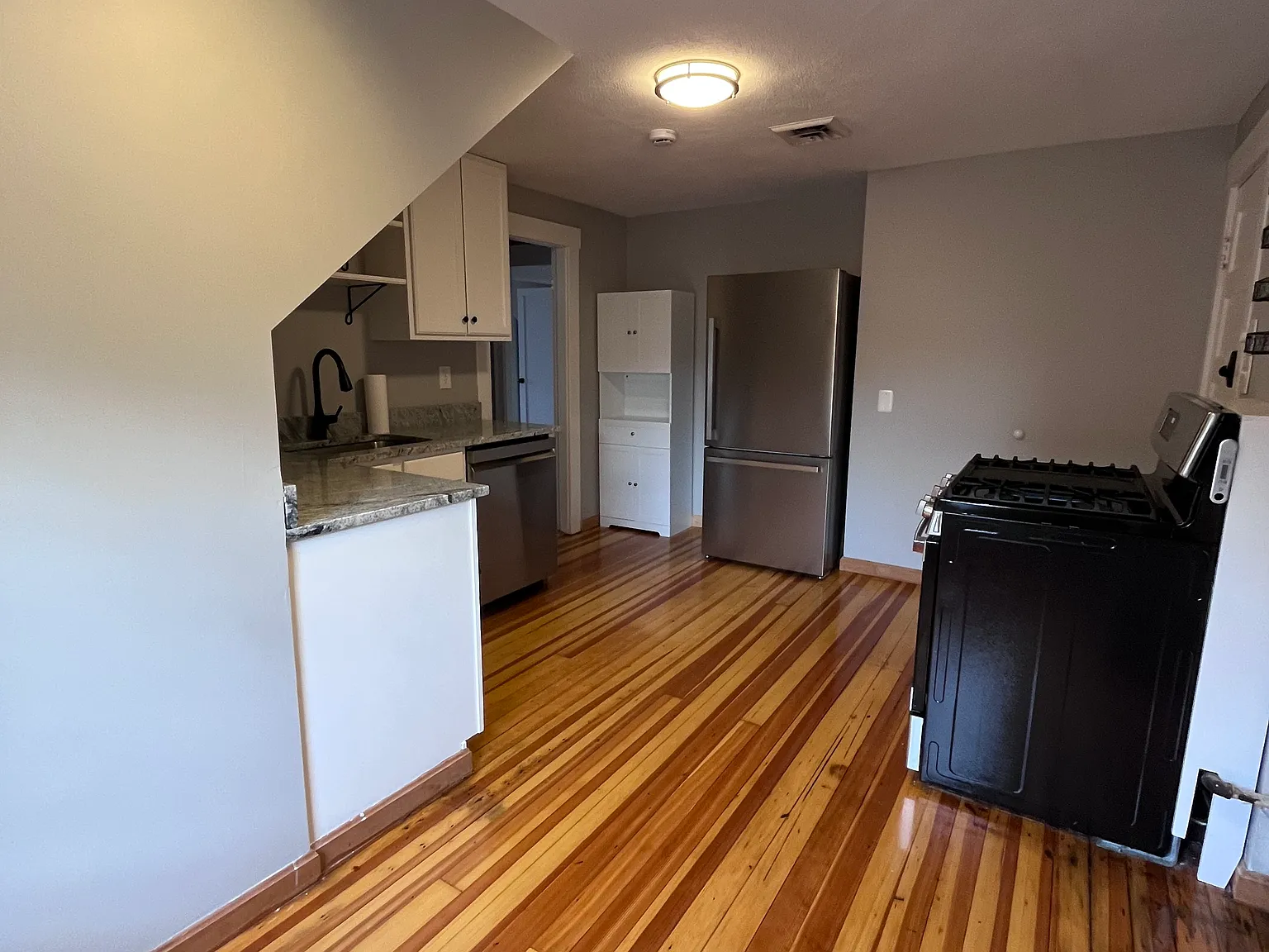 3 bed, 1000 sqft, $2,950 — Photo 3