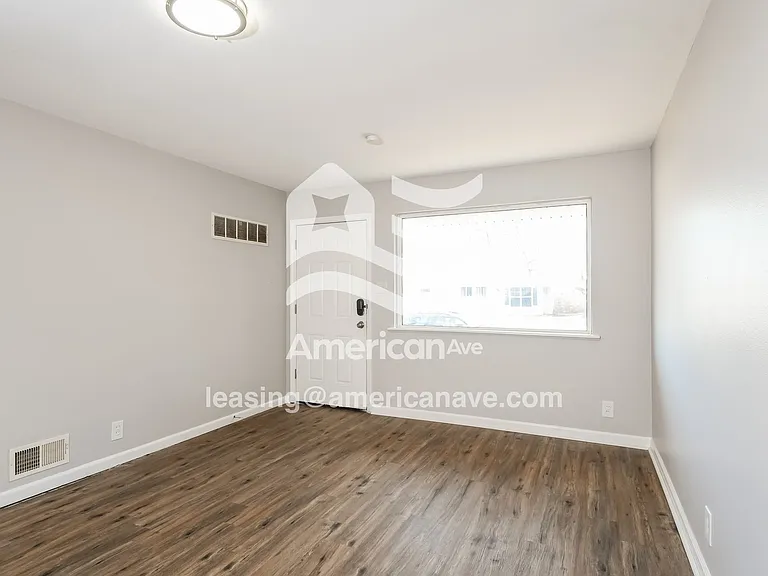 337956_004_wm_-_living_room_13587181.jpg