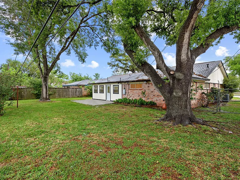 1607 Buescher Dr — Photo 23