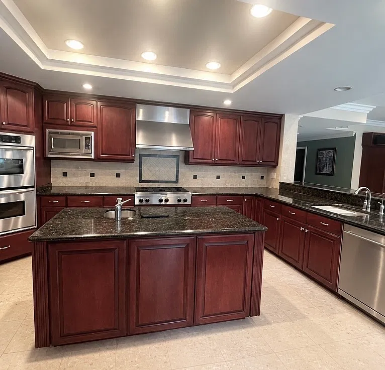 5 bed, 4.5 bath, 4147 sqft, $8,433 — Photo 4