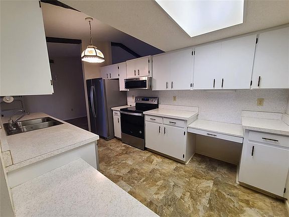 5th image of 575 Constance Rd