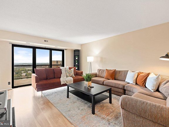 4th image of 307 Yoakum Pkwy APT 1517