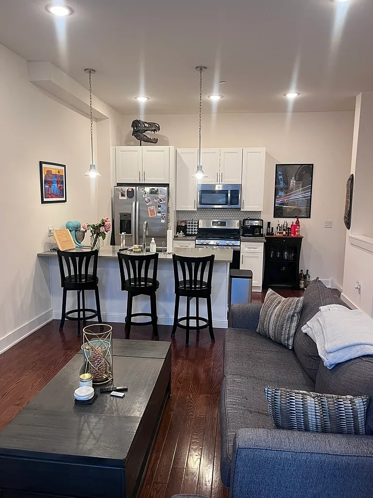 2 bed, 1.5 bath, 1000 sqft, $2,500 — Photo 2