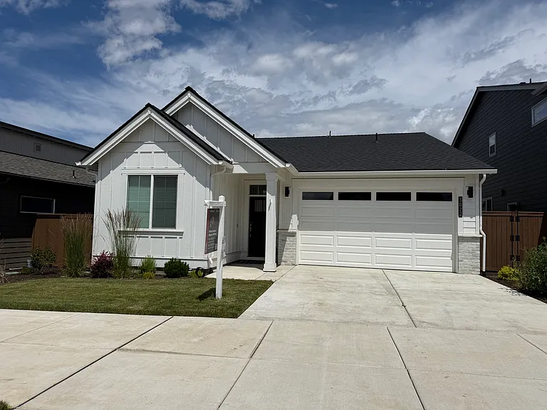 3022 NE Nipper Dr — Photo 1