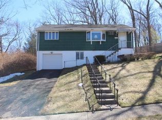 27 Hilltop Ter, Bloomingdale, NJ 07403