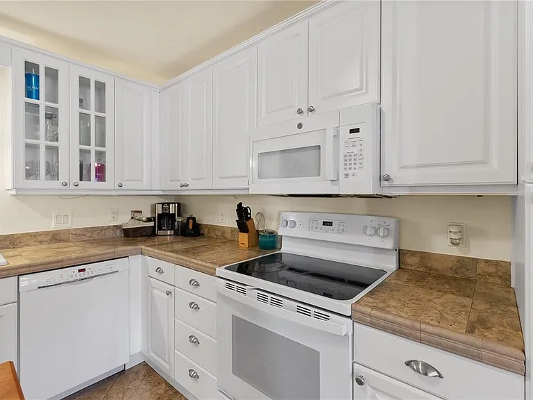 7860 Holiday Dr — Photo 11