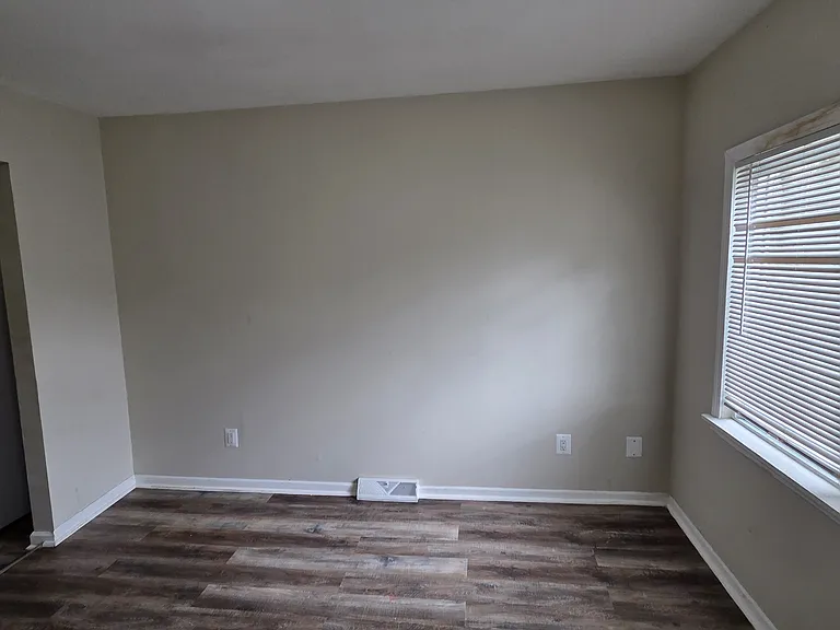 11289 Chalmers Ave — Photo 5