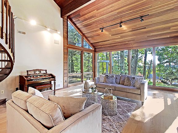 2nd image of 525 Johnston Dr