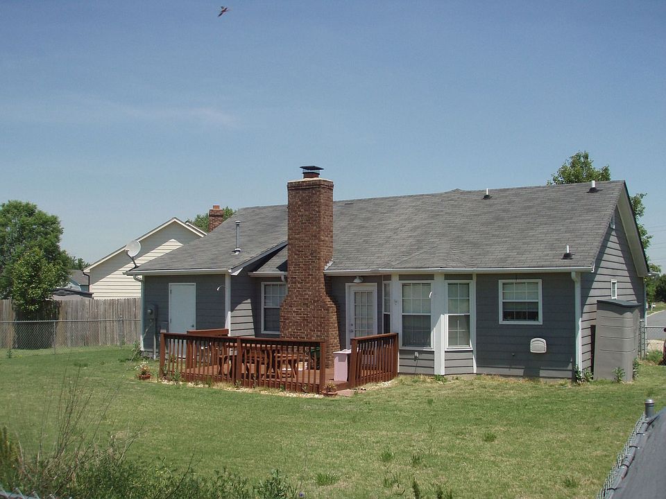 Fenced yard,big planter,dog house w/ tent