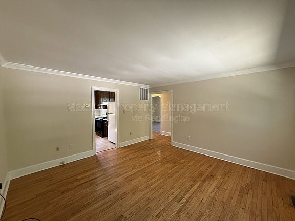 4th image of 216 W Broaddus Ave