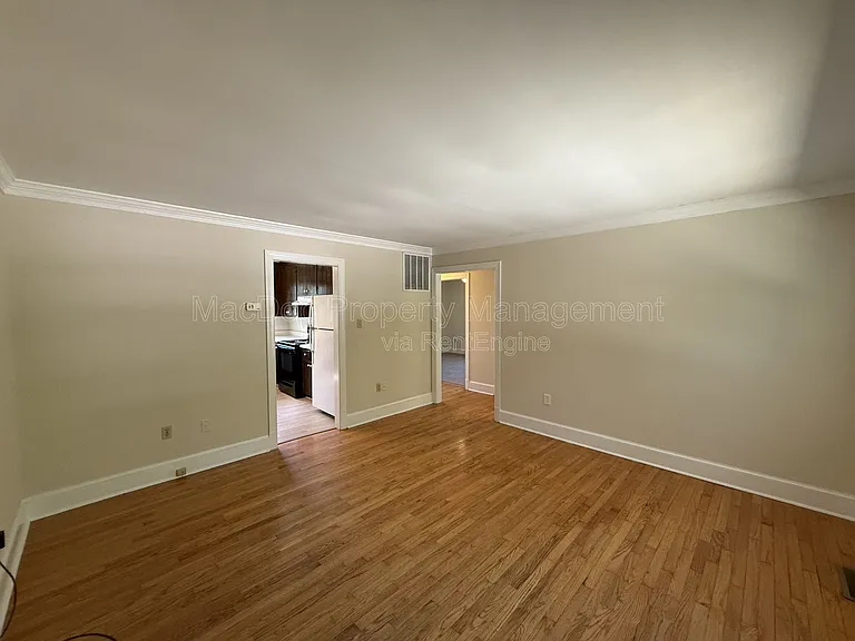 216 W Broaddus Ave — Photo 4