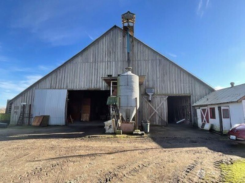 3rd image of 1888 Towne Road