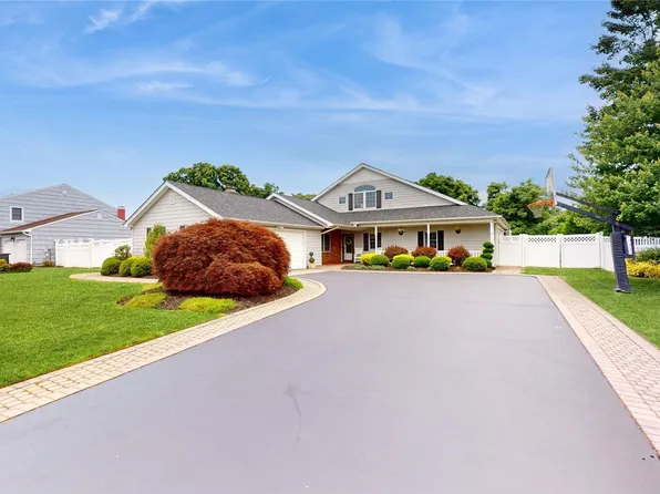 88 Pace Drive, West Islip, NY 11795