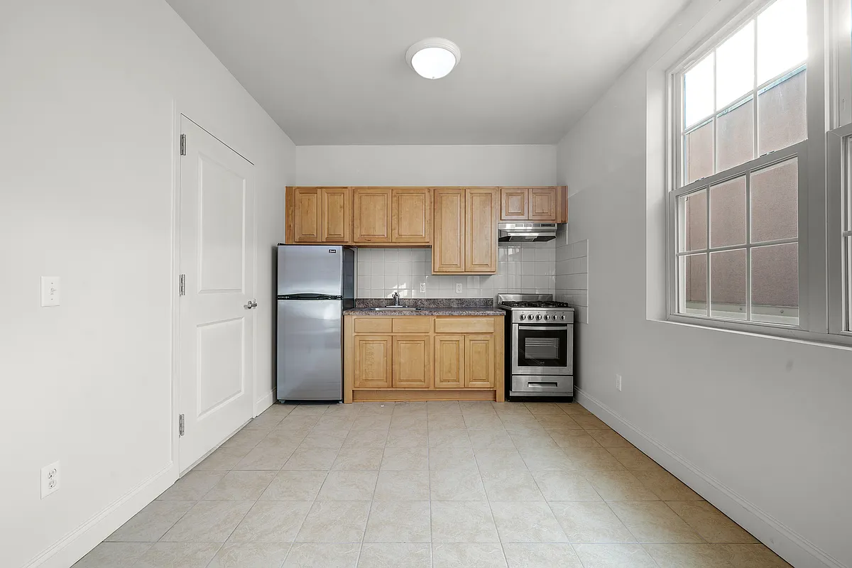 Building Photo - 347 Maple St #205