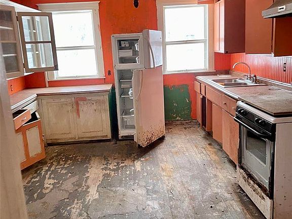 3rd image of 526 Saint Croix Dr