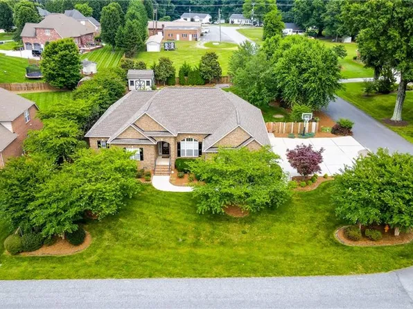 31 Trenton Dr, Kernersville, NC 27284