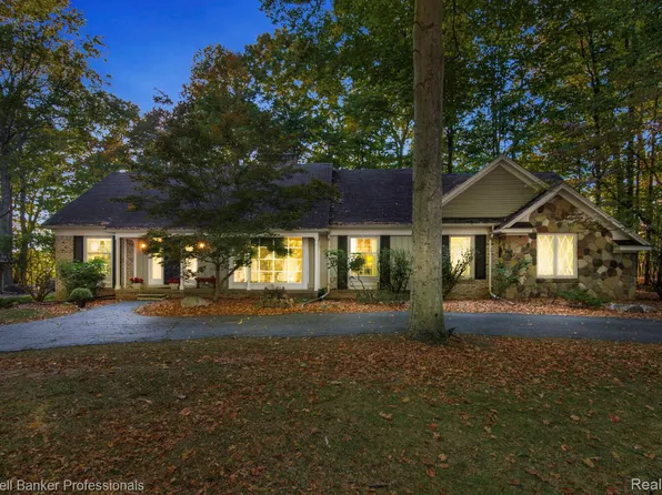 21333 Woodhill Dr, Northville, MI 48167