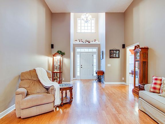 5th image of 225 Amanda Dr