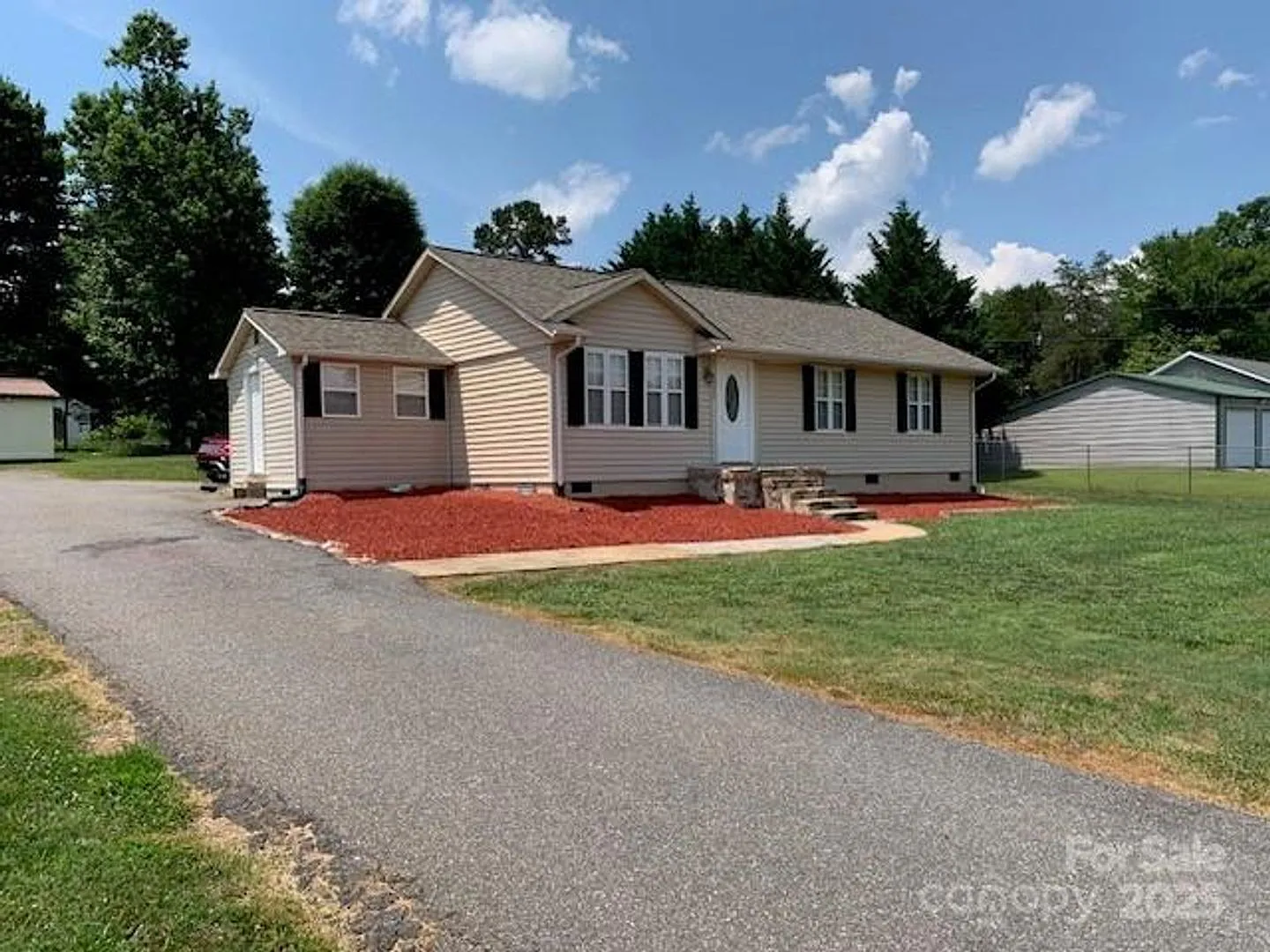 3 Bed, 2 Bath Home in Lenoir - Fenced in Backyard — Photo 2