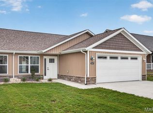 40 Auburn Ct #B, Highland, IL 62249