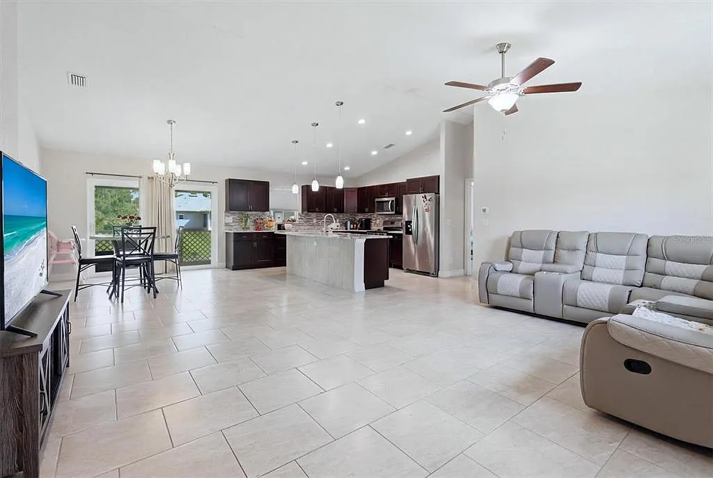 3 bed, 2.0 bath, 1670 sqft, $2,300 — Photo 3