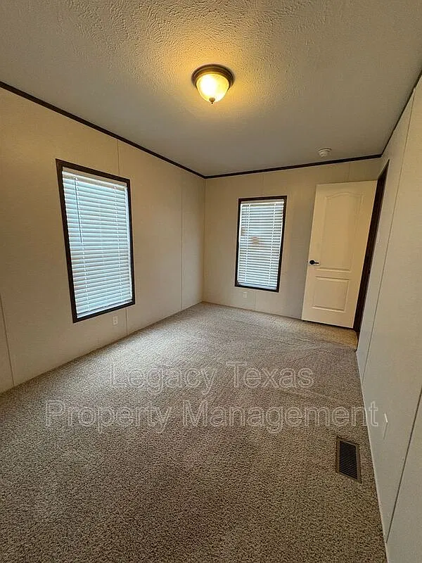 3 bed, 2.0 bath, 1200 sqft, $1,350 — Photo 4
