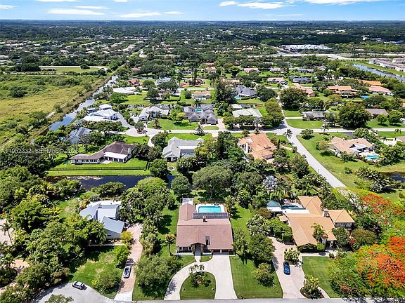 5th image of 11850 Oakleaf Dr