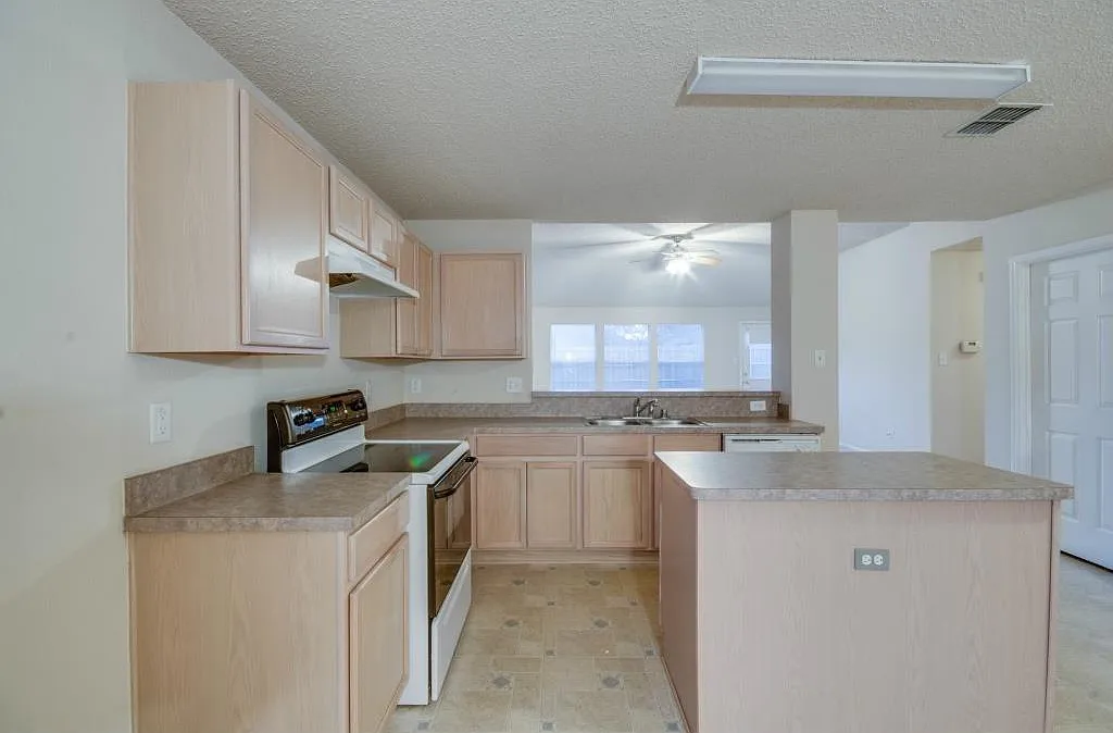 Beautiful home with spacious open floor plan. Great for entertaining. Family kitchen overlooking ... — Photo 3