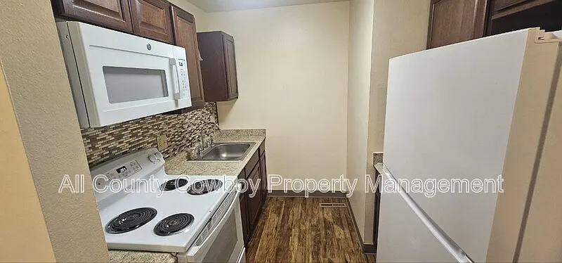 2 bed, 1.0 bath, 900 sqft, $1,100 — Photo 2