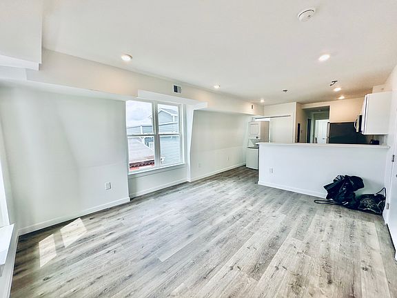 3rd image of 242 E Girard Ave #9