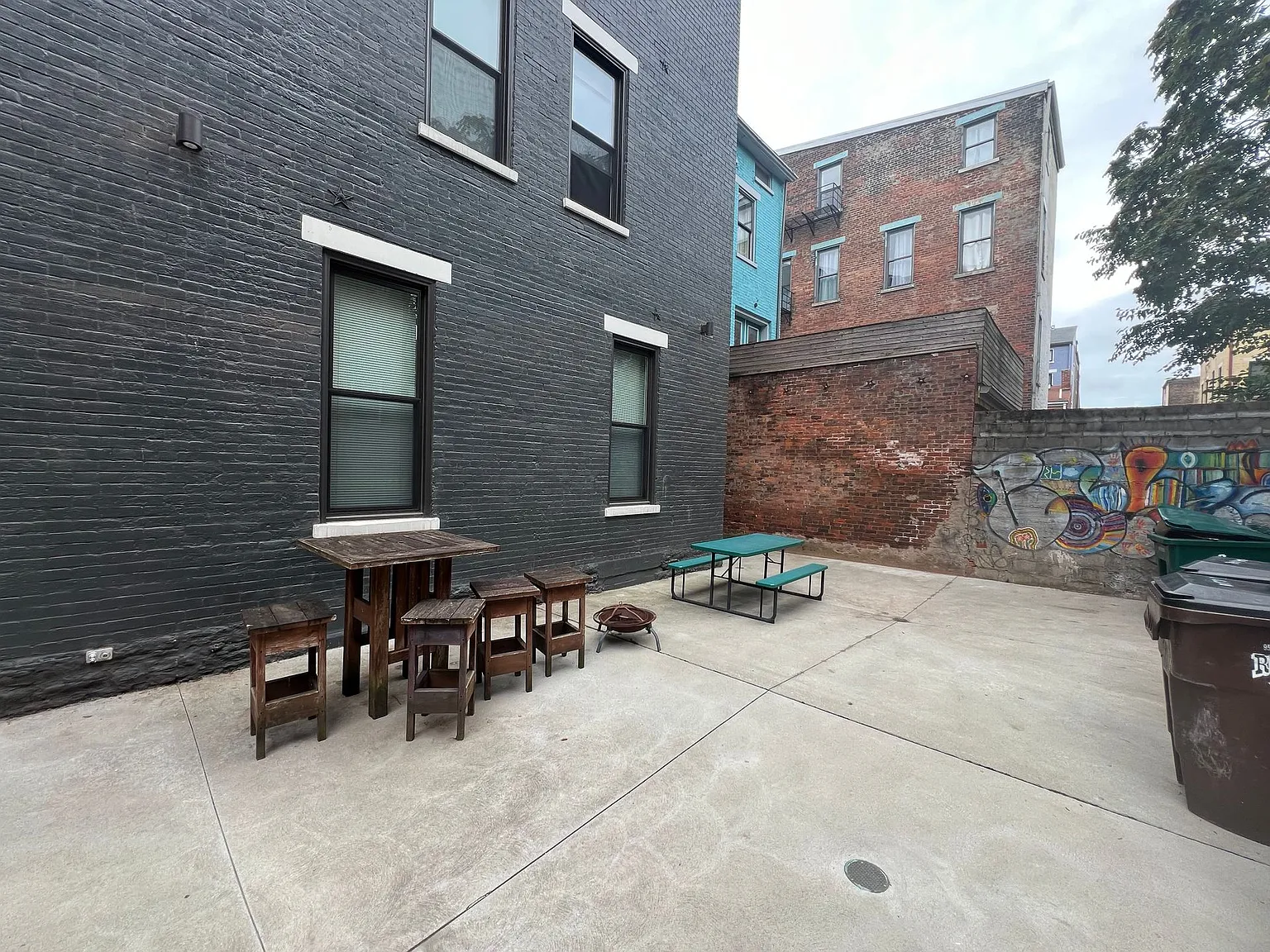 526 E 12th — Photo 3