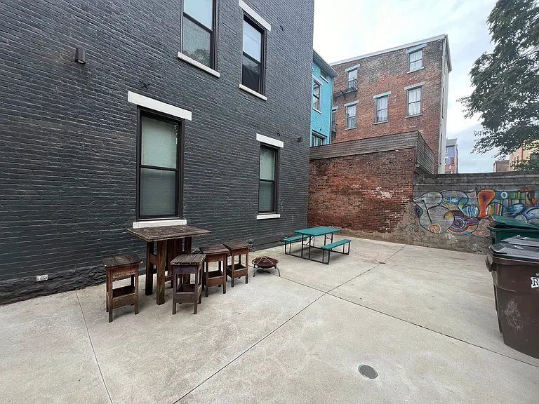 526 E 12th — Photo 3
