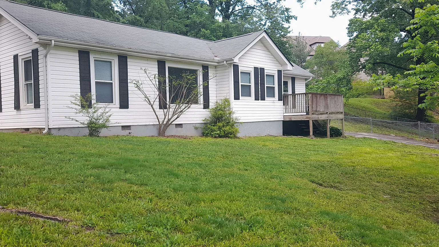 3 bedroom 2 bath home with Den in Convenient Location — Photo 1