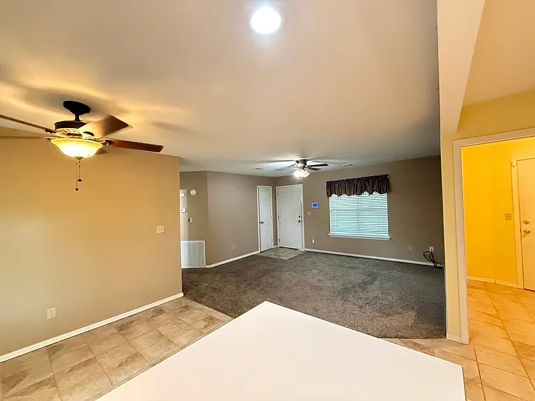 537 E Allen St — Photo 10