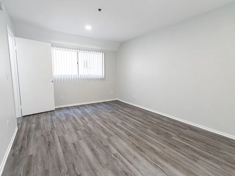 10755 Kling Street — Photo 10