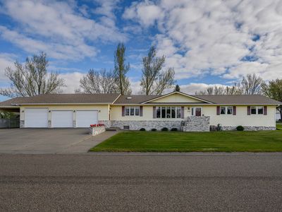1140 Chestnut Dr, Washburn, ND, 58577