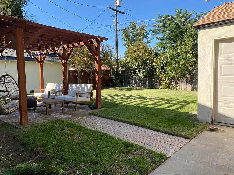 223 E University Ave — Photo 28