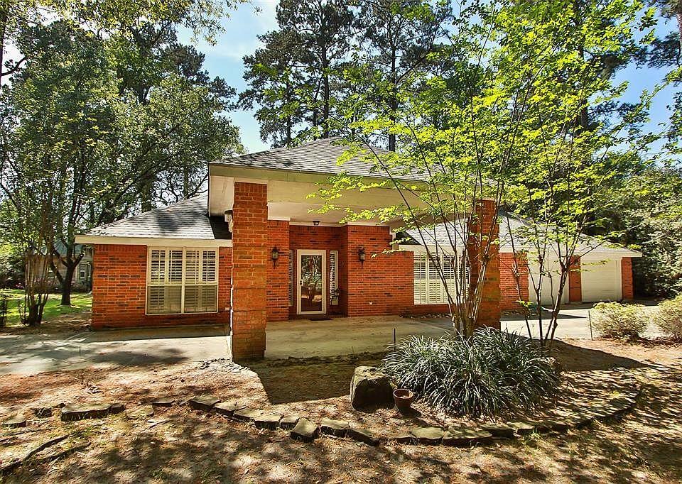 lovely 3 bed, 2 bath country home set on a 1 acre lot. Circular drive, plantation shutters on the front windows and 2 car garage with workshop. home is on wooded subdivision on private dead end road.